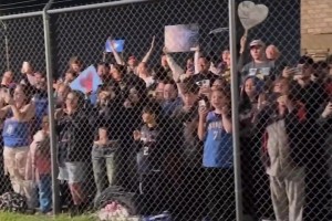 雷霆全队抵达OKC，被球迷们热情迎接！麦凯恩随即来段即兴舞蹈